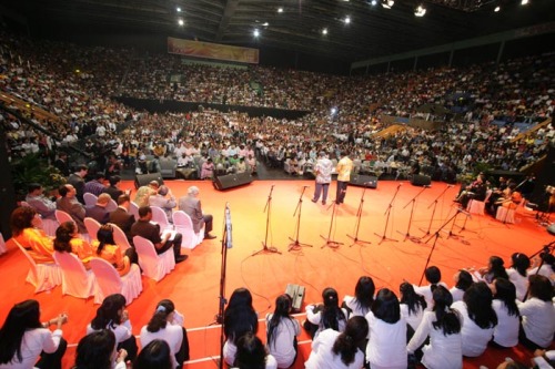 TB Joshua Preaches At The Indonesia Crusade, with thousands in attendance...